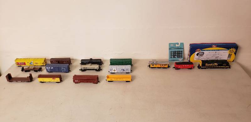 lot 2510 image: HO Train - Santa Fe GP 35 engine and 14 other cars