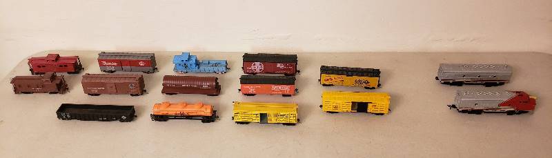 lot 2511 image: HO Train - Santa Fe 2047 Engine and 14 other cars