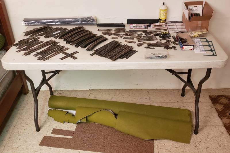 lot 2514 image: Lot of HO track - straight, curved, and Switches Hook up wiring and Lay out Products - table not included