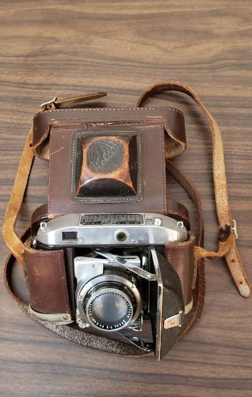 lot 2521 image: Vintage Welta Weltini 35mm RF Camera, Schneider Xenon 50mm f2 lens, German , with Leather Case