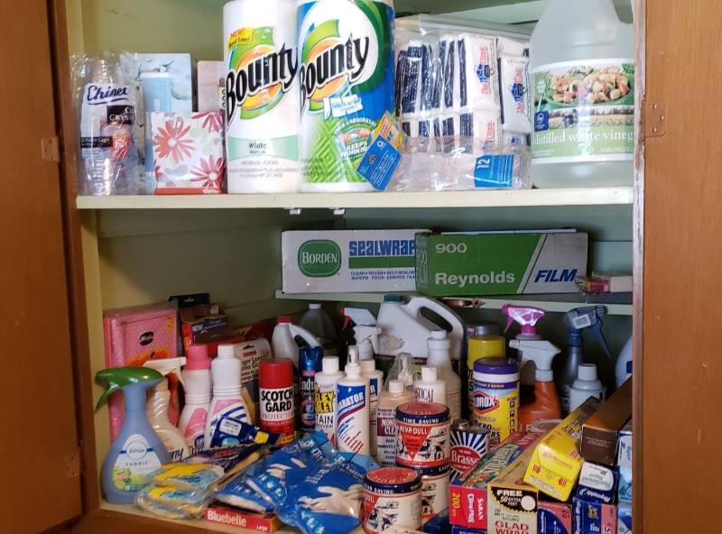 lot 2539 image: Lot of Household Cooking & Cleaning Products on 2 Shelves