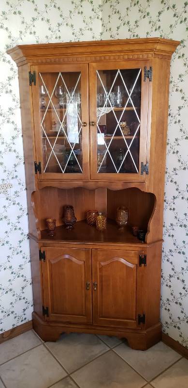 lot 2542 image: Ethan Allen Corner Hutch (Contents Not Included) - 39 in. x 24 in. x 74 in.