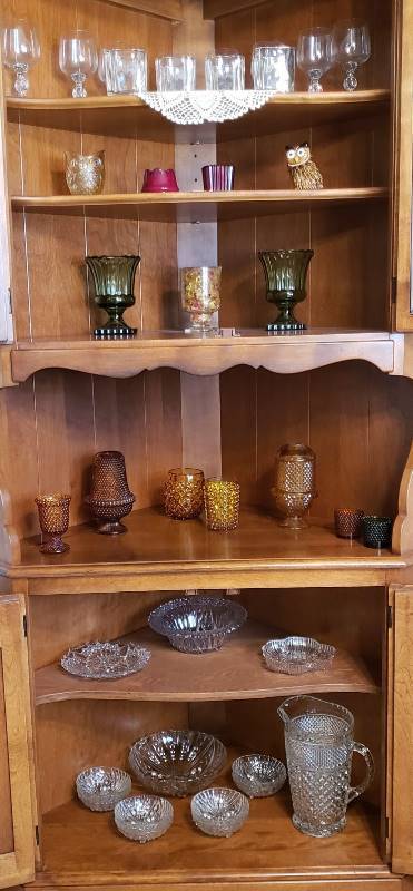 lot 2543 image: Lot of Glassware in Kitchen Corner Hutch - hutch not included
