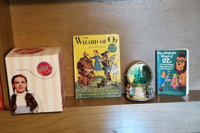 lot 2548 image: Warner Bros. Emerald City Waterglobe and Wizard of Oz Memorabilia