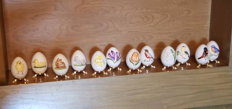 lot 2551 image: Lot of (12) Goebel Footed Annual Easter Eggs 3 in. Tall