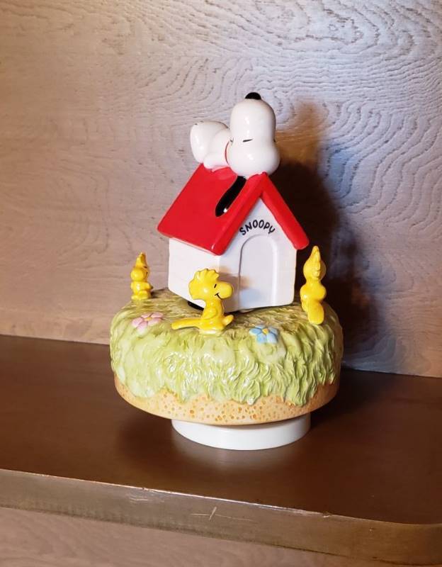 lot 2552 image: Schmid Snoopy Peanuts Music Box Oh What a Beautiful Morning