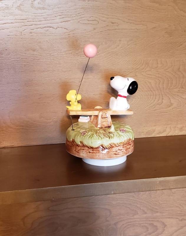 lot 2556 image: Schmid Snoopy Peanuts Music Box Playmates