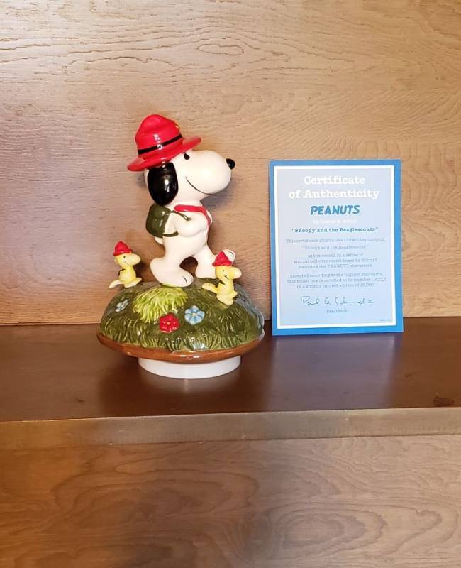 lot 2557 image: Schmid Snoopy Peanuts Music Box Snoopy and the Beaglescouts
