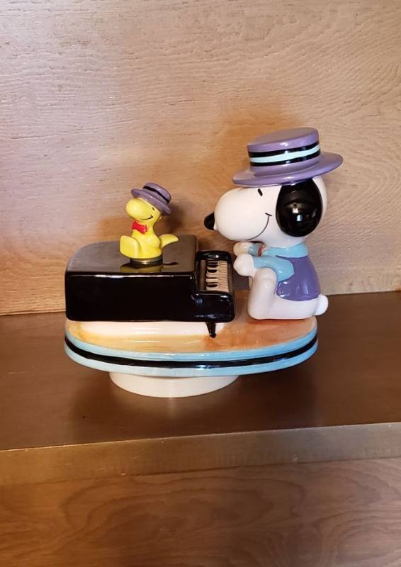lot 2558 image: Schmid Snoopy Peanuts Music Box The Entertainer