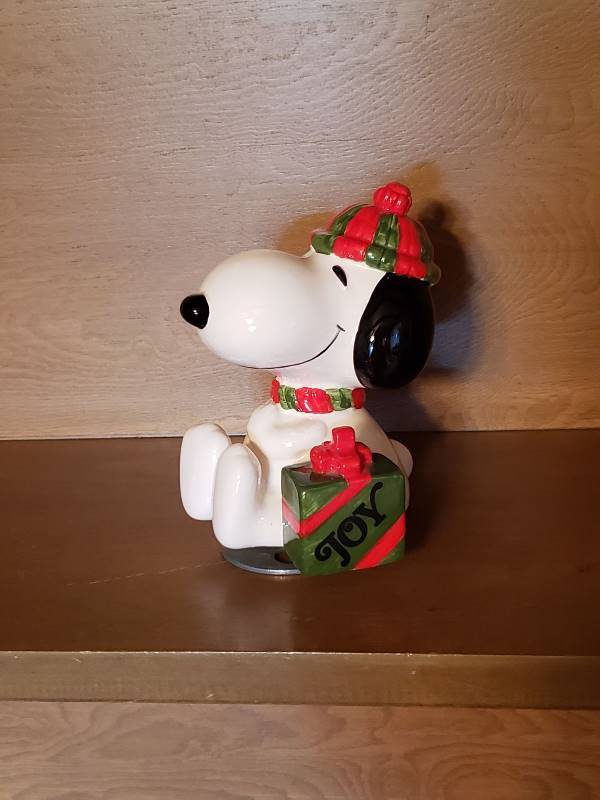 lot 2560 image: Schmid Snoopy Peanuts Music Box We Wish You A Merry Christmas