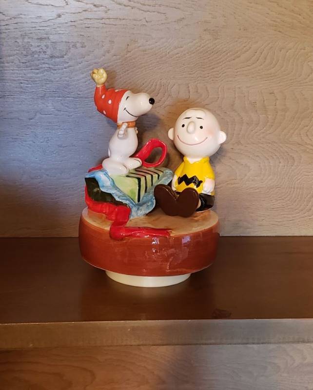 lot 2561 image: Schmid Snoopy Peanuts Music Box Anniversary Waltz