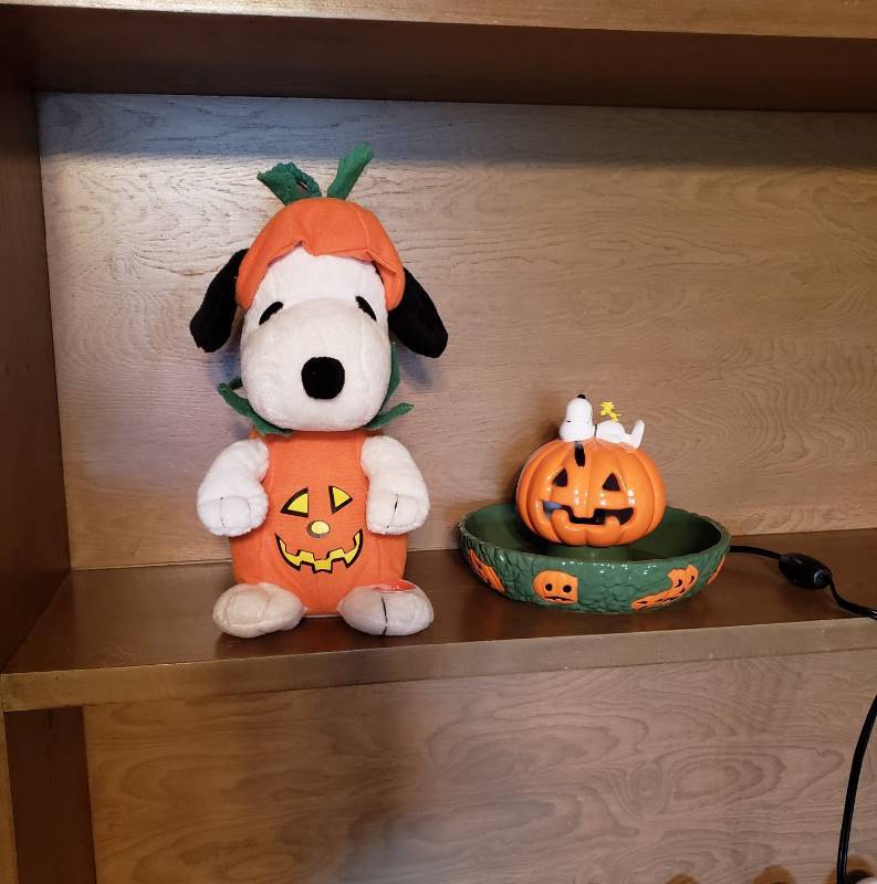lot 2562 image: Dept. 56 Snoopy Peanuts Lighted Treat Bowl and Musical Snoopy Pumpkin