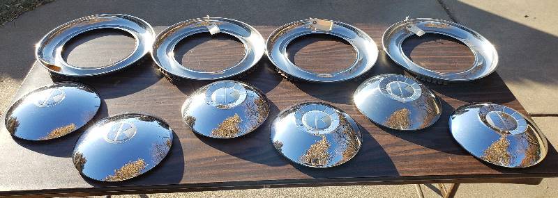 lot 2574 image: Kaiser 1950s Car Parts - Wheel Beauty Rings (4) & (2) Moon K Caps and (4) Indented K Moon Caps