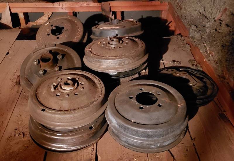 lot 2625 image: Kaiser 1950s Car Parts - Numerous Wheel Hubs - in Garage Attic