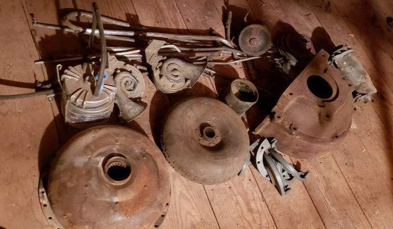 lot 2627 image: Kaiser 1950s Car Parts - Various Motor Parts and Tubing - in Garage Attic