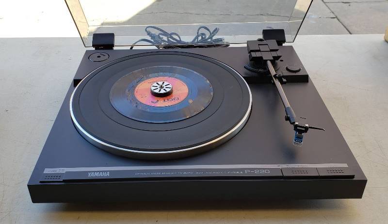 lot 2648 image: Yamaha P-220 Turntable - optimum mass straight tonearm  semi-automatic - works