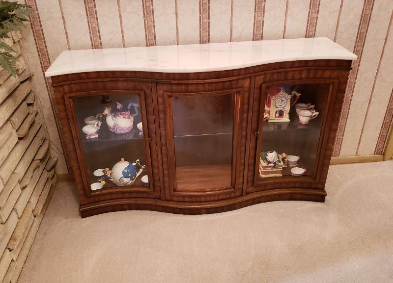 lot 2652 image: Marble Top Curved Lighted Cabinet - Contents not Included