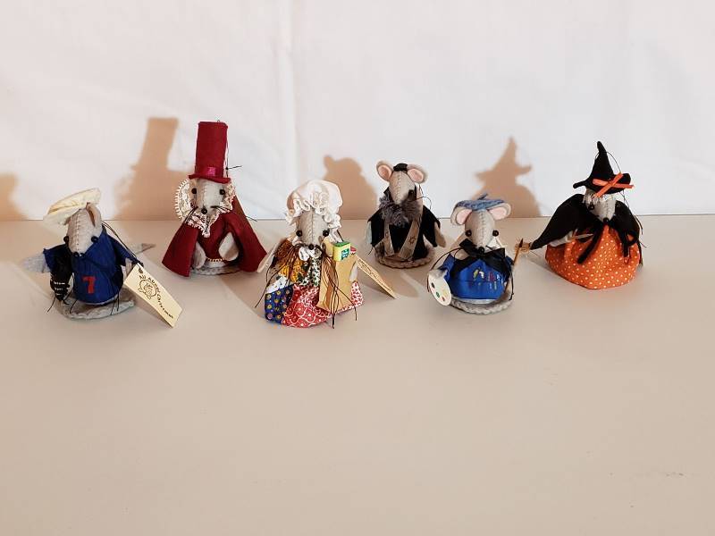 lot 2656 image: Lot of (6) ALL ABOUT CHRISTMAS La Mesa Handmade VINTAGE Felt Mouse Ornaments