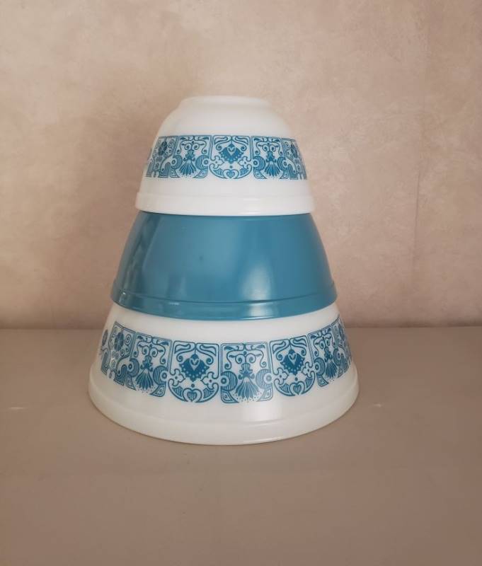 lot 2658 image: Vintage Pyrex Horizon Blue Mixing Nesting Bowls 3pc set