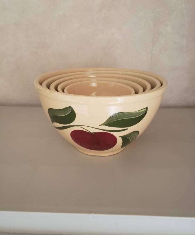 lot 2659 image: Vintage Set of (5) Watt Apple Nesting Pottery Oven ware Bowls