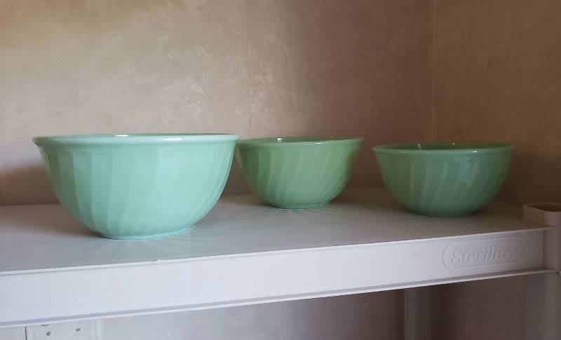 lot 2661 image: Vintage Fire King Jadeite Nesting 3pc Bowl Set