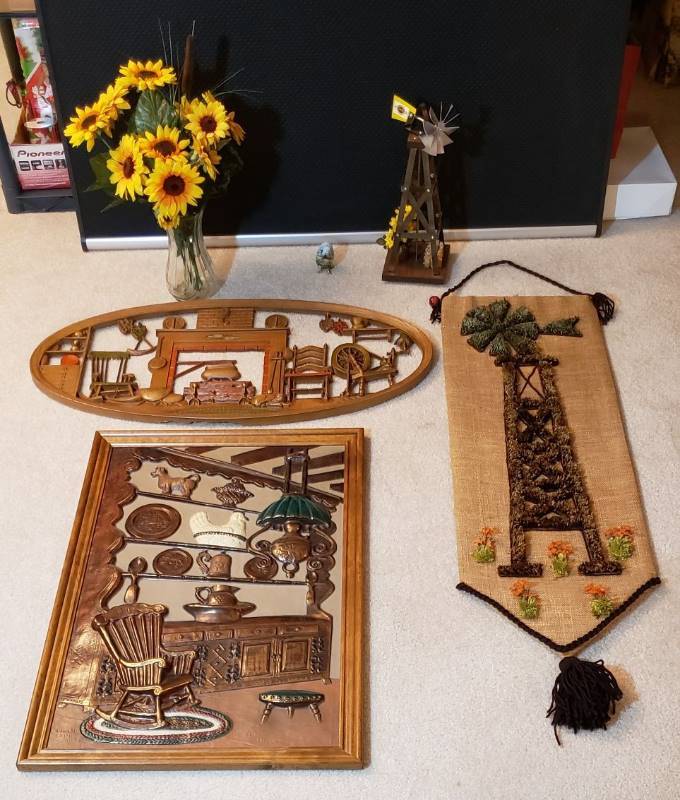 lot 2682 image: Lot of Windmill, Sunflower, and Country Living Decor
