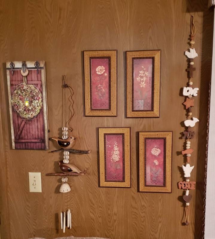 lot 2686 image: Lot of Wall Decor - Floral and Birds