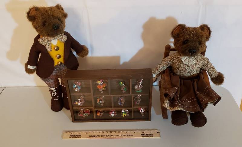 lot 2687 image: Pair of Little Folk Bears and Miniature Holiday Bears in Shadowbox