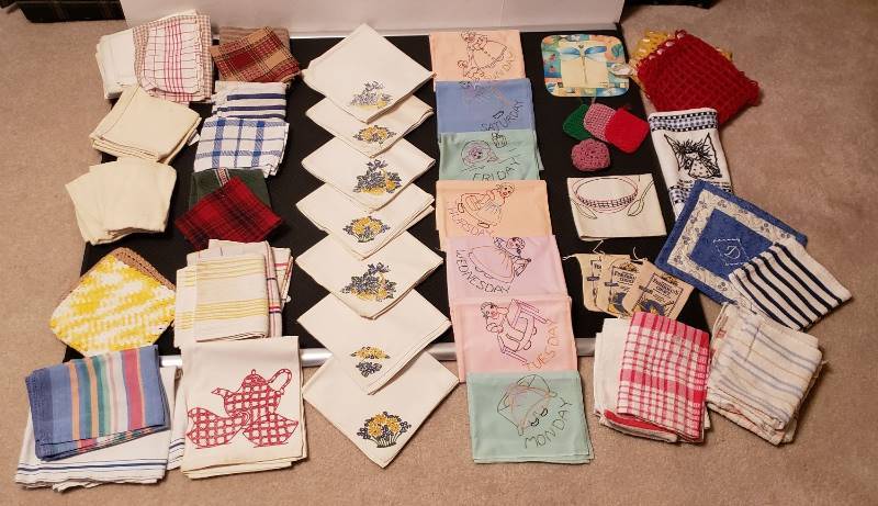 lot 2691 image: Lot of Vintage and Everyday Kitchen Linens