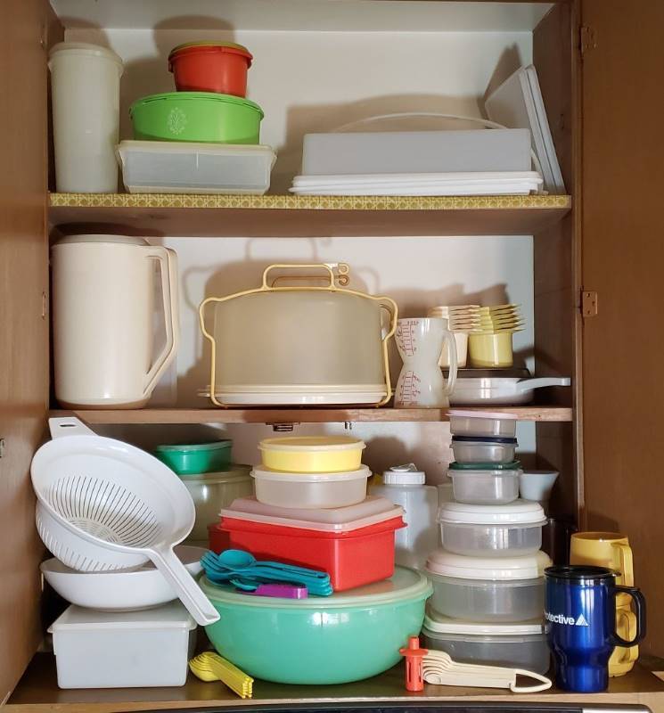lot 2697 image: Lot of Plastic Kitchen Cookware - Tupperware and others - Bring Packing Boxes