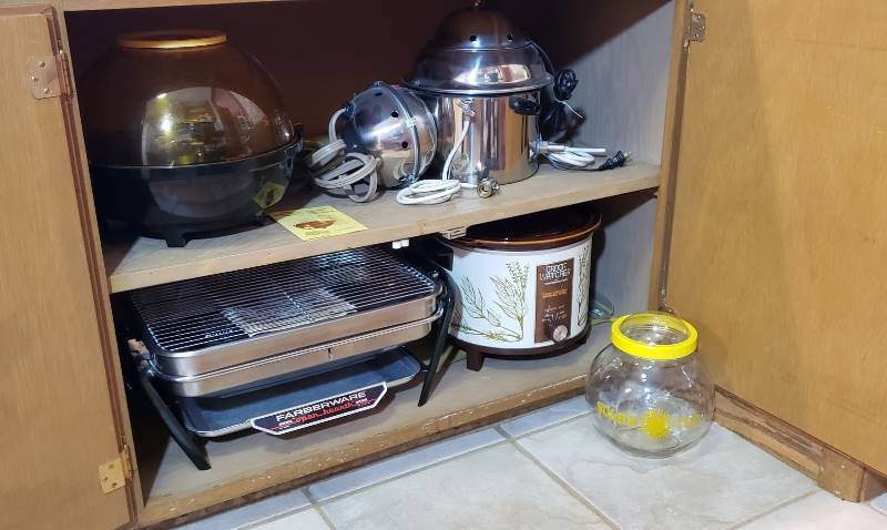 lot 2702 image: Lot of Kitchen Items - Farberware Broiler, West Bend Popcorn Popper, Vintage Water Purifier, Crock Pot, and Solar tea Brewer