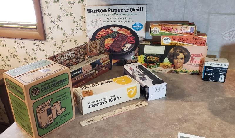 lot 2704 image: Lot of Kitchen NIB Items - some are vintage items
