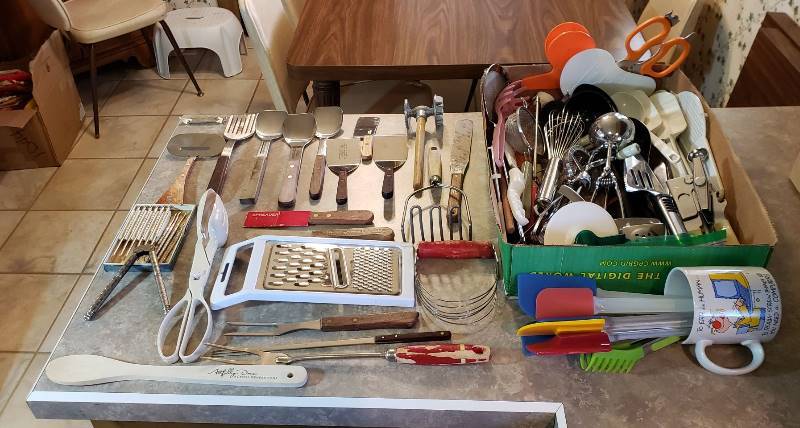 lot 2707 image: Lot of Kitchen Utinsels