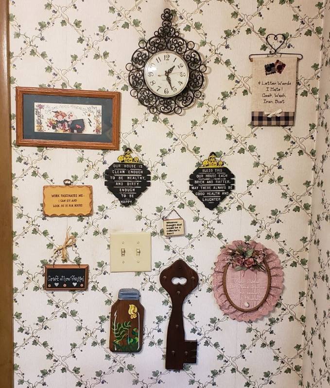 lot 2715 image: Kitchen Wall Decor - Various Sayings - clock works