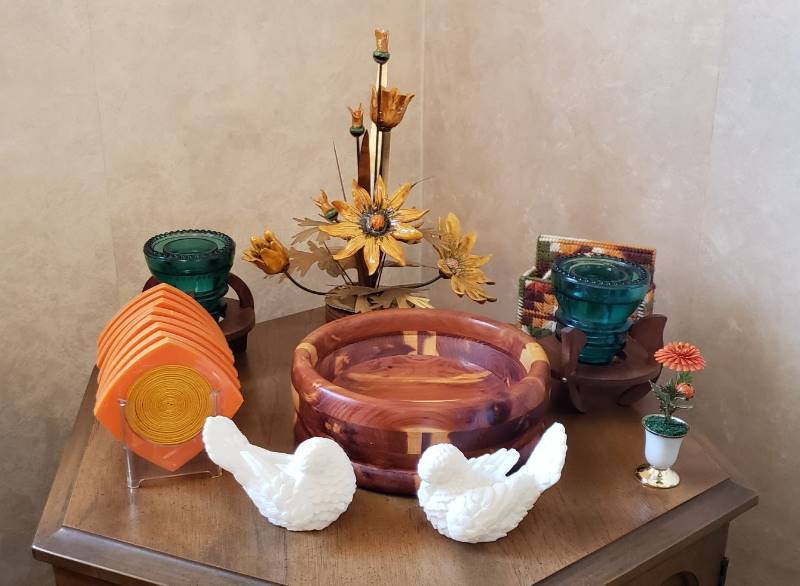 lot 2718 image: Lot of Various Collectibles - Salt Doves, Turned Wood Bowl, Retro Coasters, Insulator Decor, and Floral Items