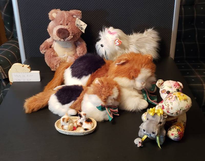 lot 2725 image: Lot of Stuffed Animals and Animal Decor