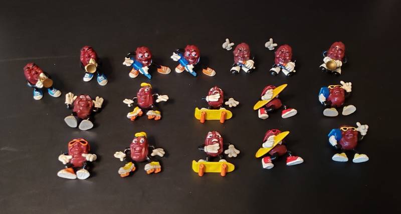 lot 2727 image: Lot of California Raisins Action 2 in. Figurines (17 total)