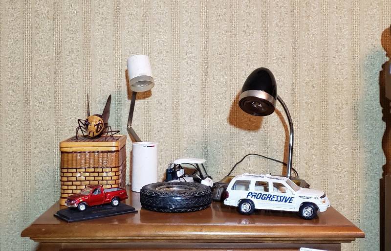 lot 2736 image: Lot of Mens Items - 2 Nightstand Lamps (works), 2 Ashtrays, Bee Basket, and 3 Vehicle Displays