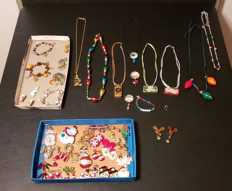 lot 2741 image: Lot of HolidaySeasonal Jewelry