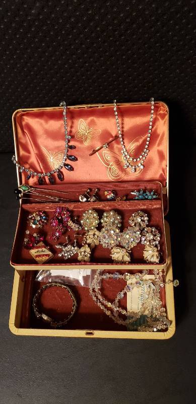 lot 2742 image: Lot of Vintage Jewelry and Jewelry Box