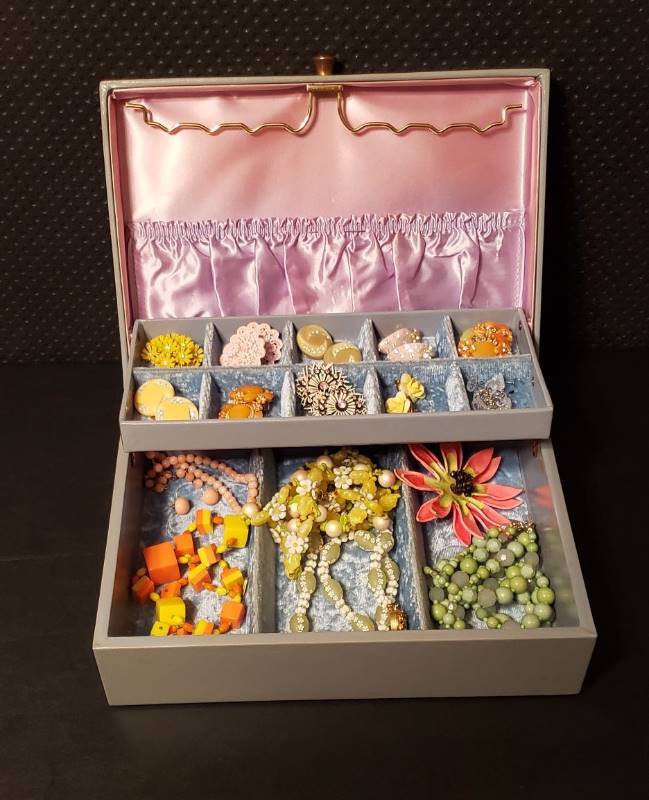 lot 2743 image: Lot of Vintage Jewelry and Jewelry Box