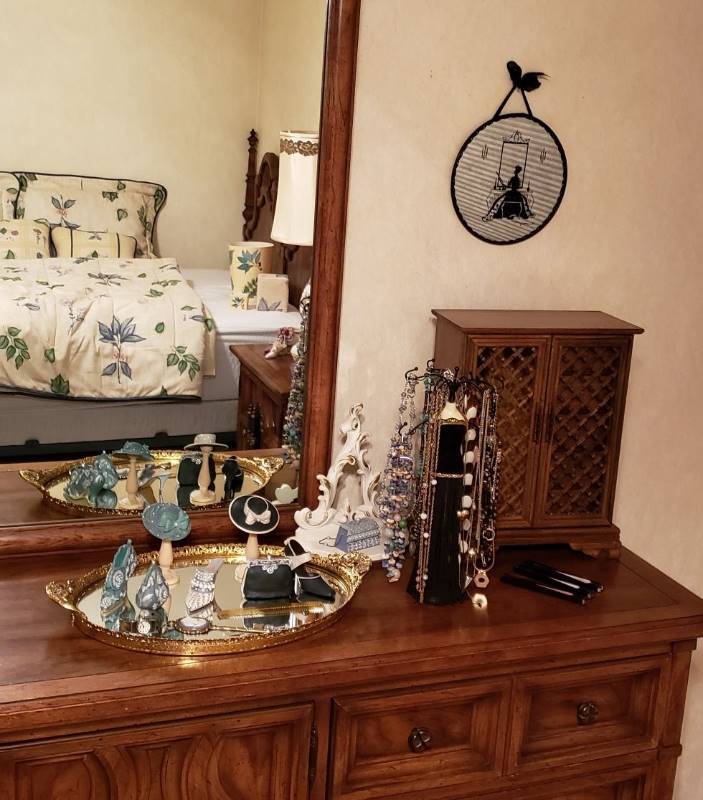 lot 2748 image: Lot of Jewelry, Displays, Tra, Jewelry Box, Mirrored Wall Decor and More