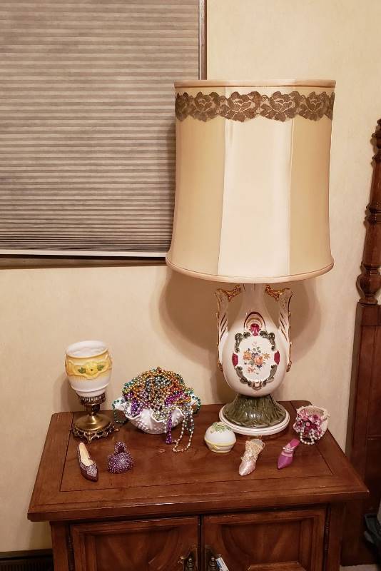 lot 2749 image: Contents on Nightstand
