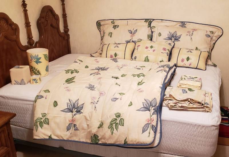 lot 2750 image: Croscill Full Comforter Set with Matching Accessories