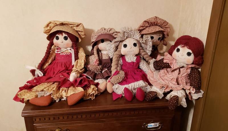 lot 2751 image: Lot of Donda Dolls