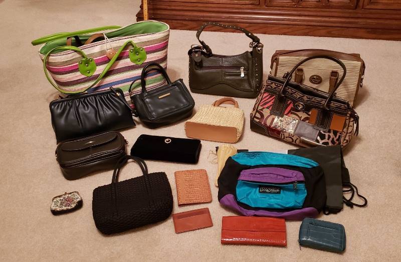 lot 2752 image: Lot of Womens PursesBags