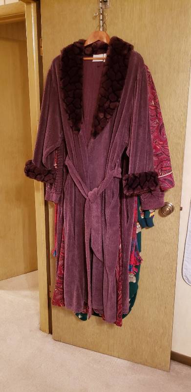 lot 2758 image: Lot of Womens Robes and Sleepwear
