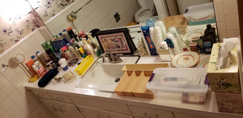 lot 2760 image: Contents on Top of Bathroom Counter