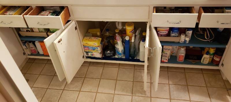 lot 2761 image: Contents of Everything in Bathroom Cabinets and Drawers