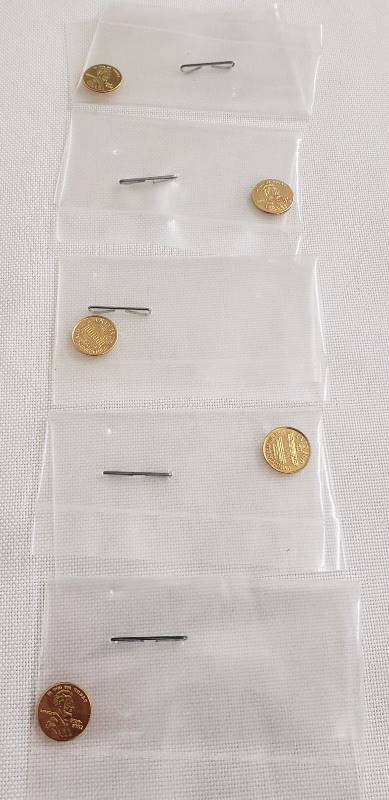 lot 2774 image: (5) 1909-1982 Lincoln Cent Gold 14 Karat Miniature coins
